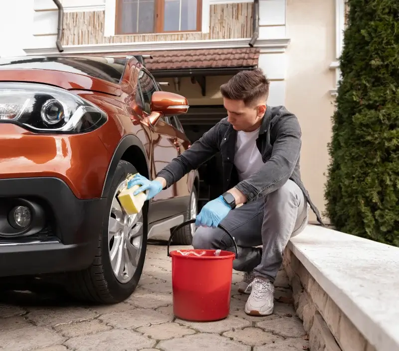 Lavage auto à domicile Plougar : professionnel intervenant sur un véhicule